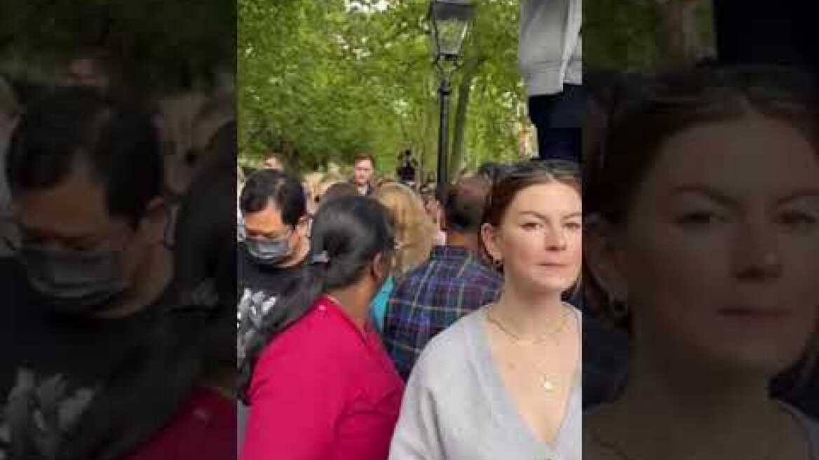 Ο κόσμος πενθεί για την Ελισάβετ