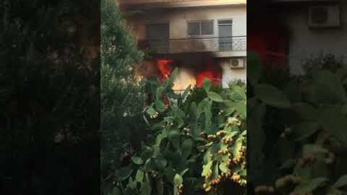 Κινδύνεψε γυναίκα από πυρκαγιά στη Βούλα