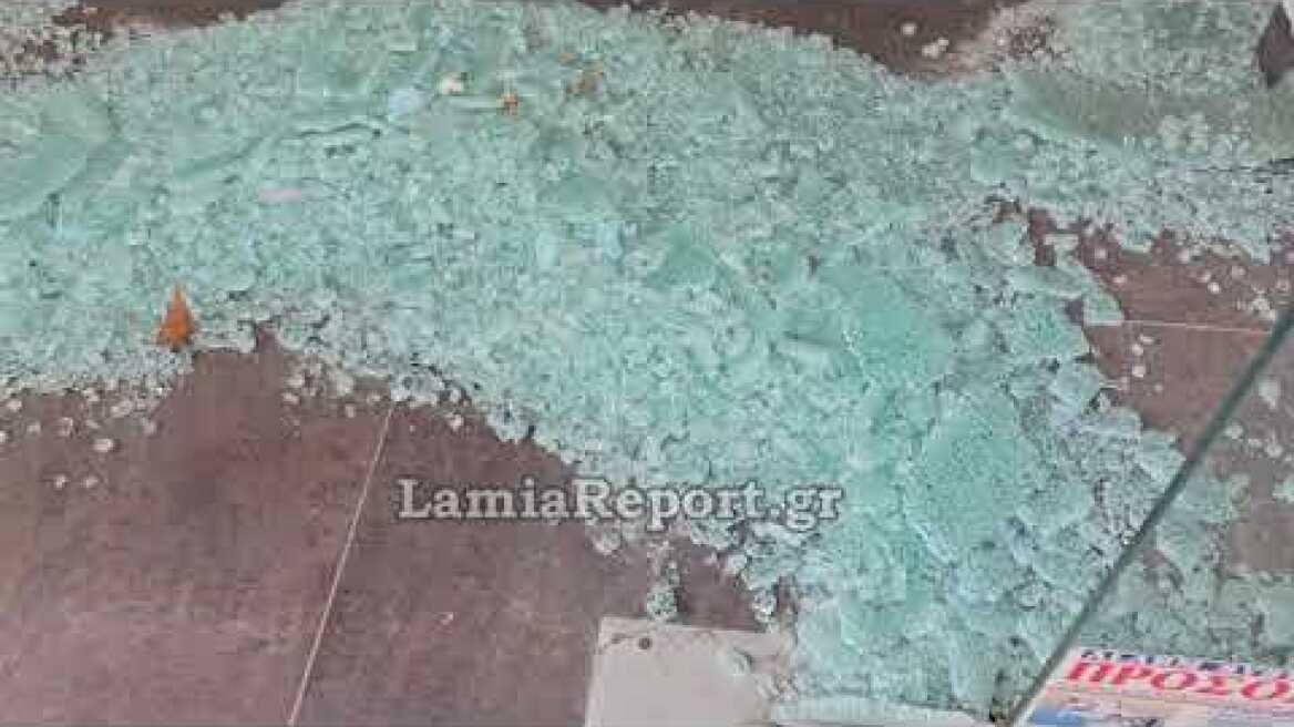 LamiaReport.gr: Γυάλινη πόρτα καταστήματος έγινε θρύψαλα από τη ζέστη στη Λαμία