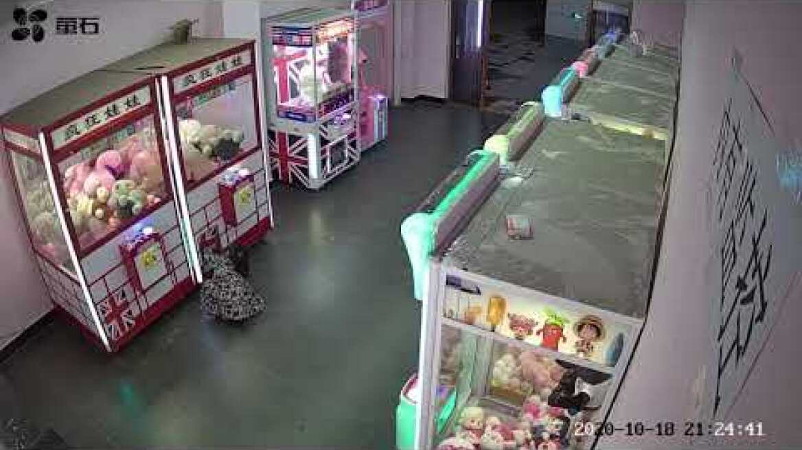 Παιδάκι εγκλωβίστηκε σε μηχάνημα με κουκλάκια