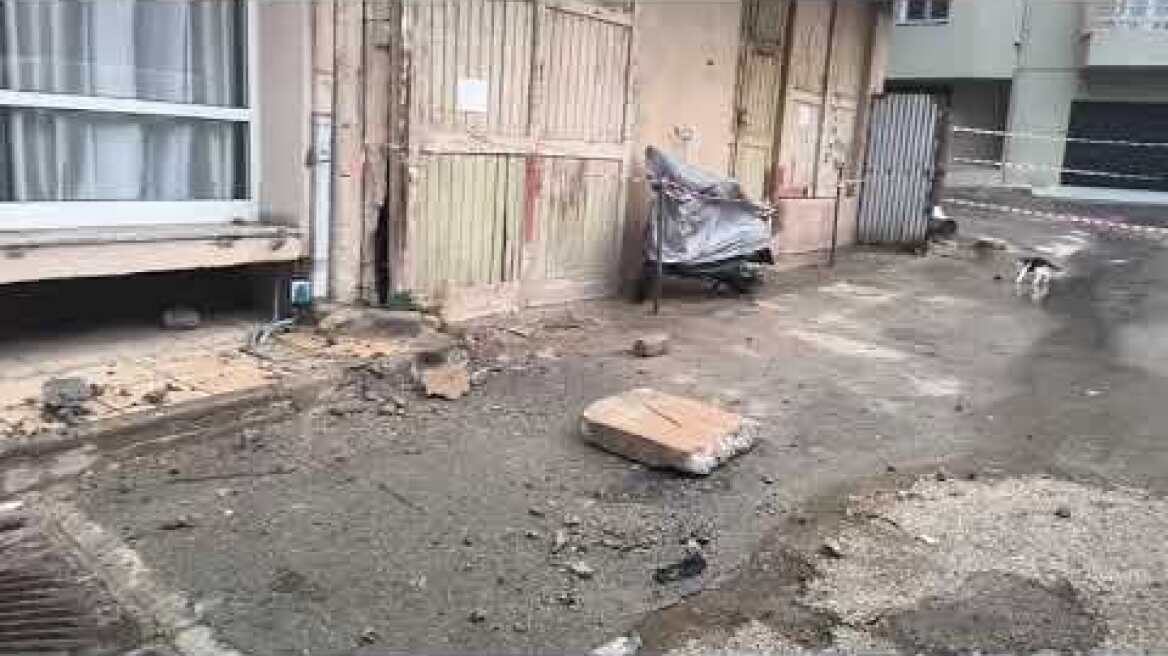 Μπαλκόνι κατέρρευσε από τον 4ο όροφο και καταπλάκωσε μηχανάκι