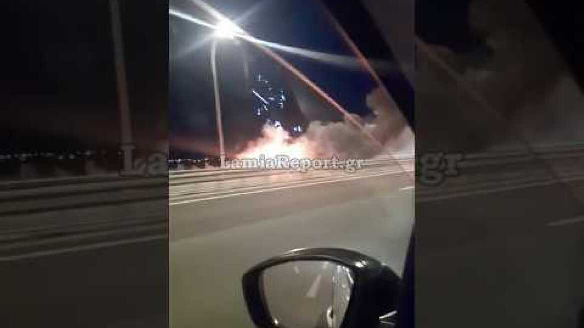LamiaReport.gr: «Λαμπάδιασε» αυτοκίνητο στην εθνική οδό