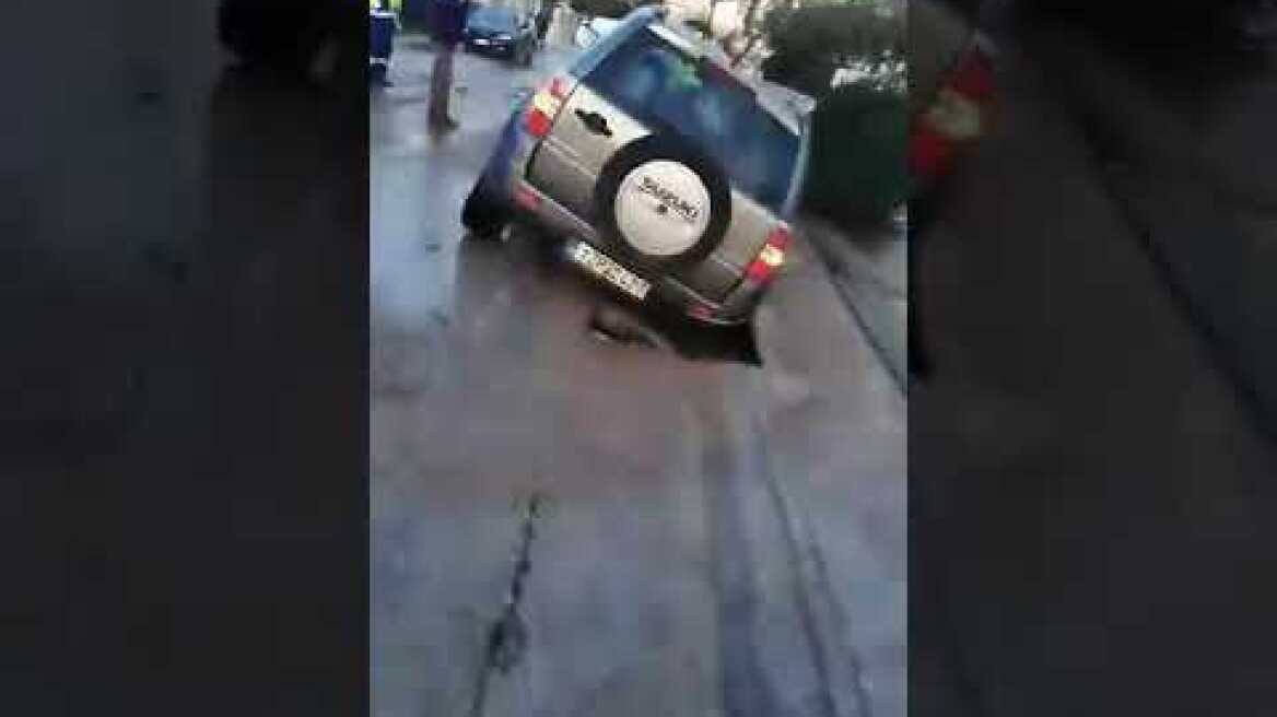 Δρόμος κατάπιε αυτοκίνητο στα Τρίκαλα