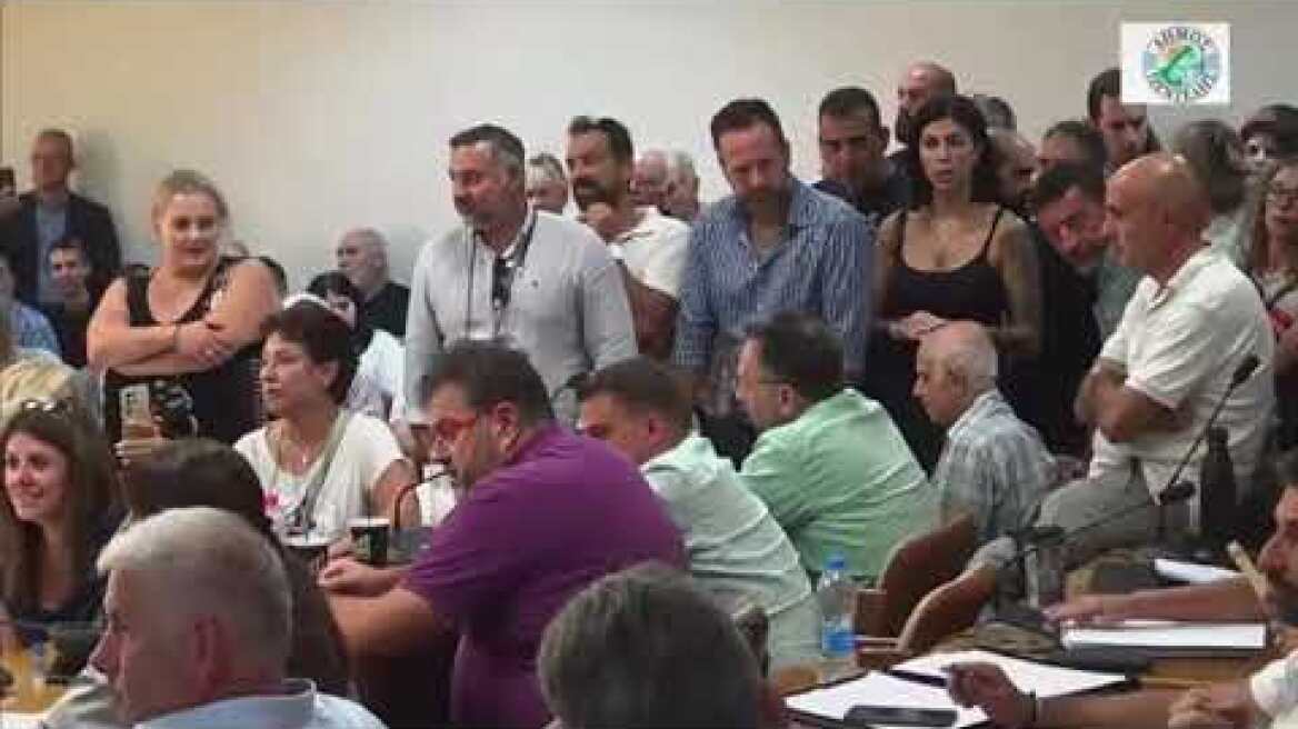 Βουλευτής των Σπαρτιατών πήγε με μπράβους σε δημοτικό συμβούλιο στην Πεντέλη