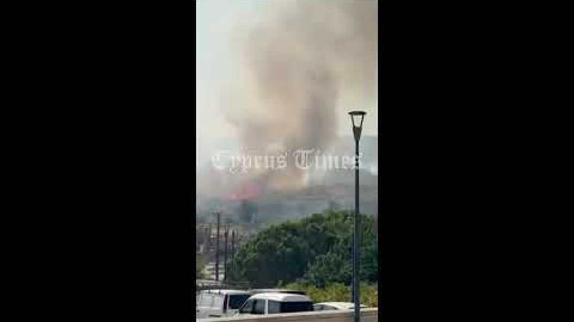 cyprustimes.com: Ρίψεις νερού για περιορισμό της φωτιάς στο Όμοδος