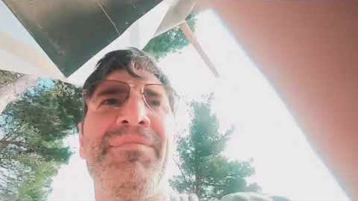 Ο Σάκης Ρουβάς μας δείχνει το κοτέτσι του σπιτιού του