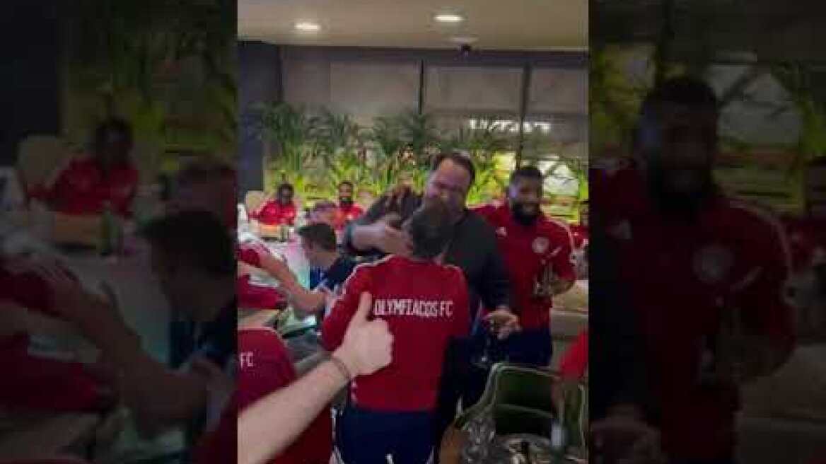 Οι παίκτες του Ολυμπιακού γευματίζουν στο "Καλά Καθούμενα" μετά τη νίκη επί της ΑΕΚ (5)