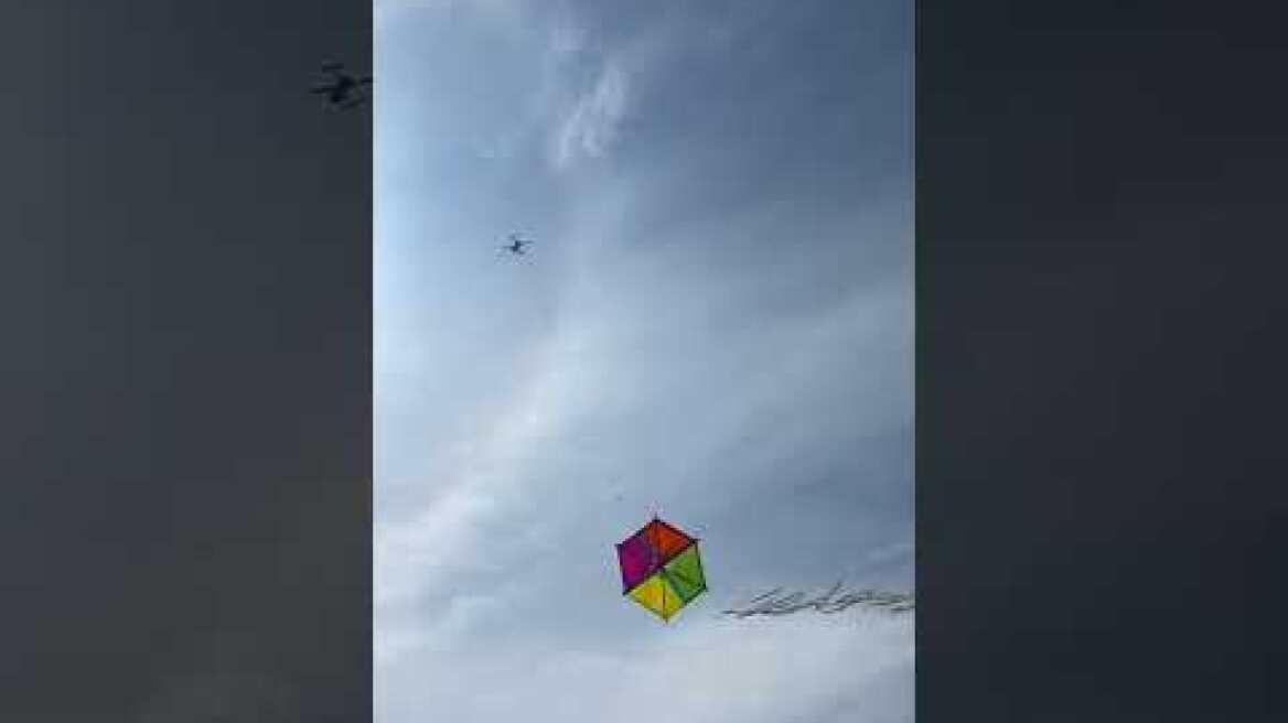 Τρίκαλα: Σήκωσαν χαρταετό με drone (2)