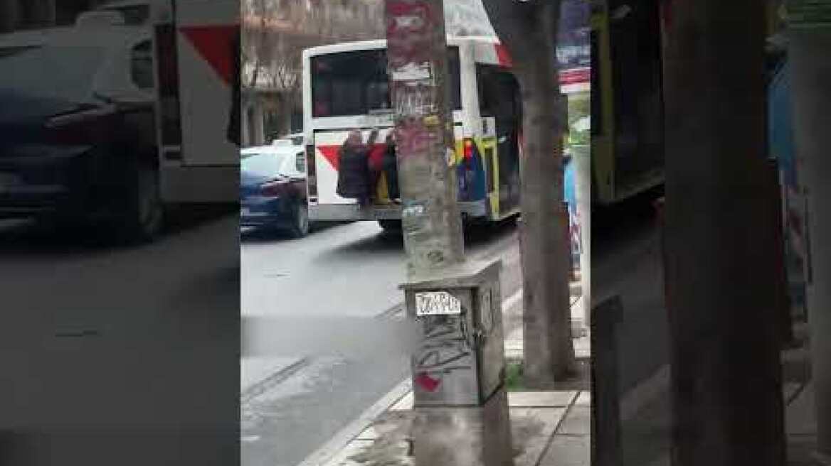 Νεαροί κρεμάστηκαν από αστικό λεωφορείο στη Θεσσαλονίκη