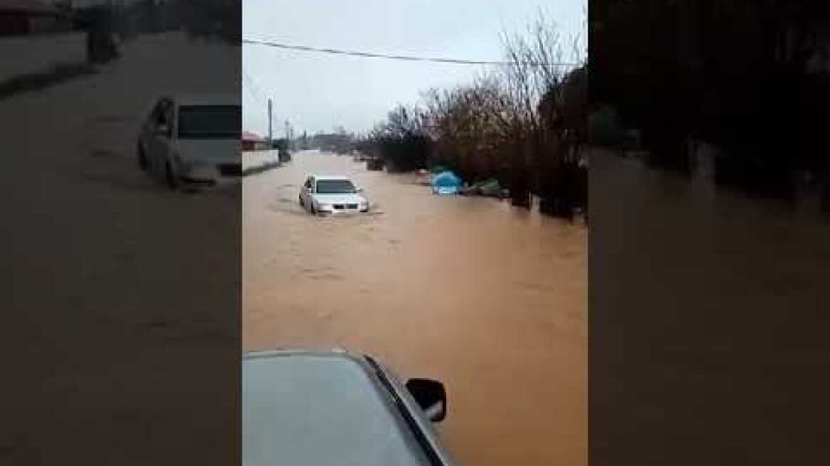 Πλημμύρισαν δρόμοι στον Έβρο