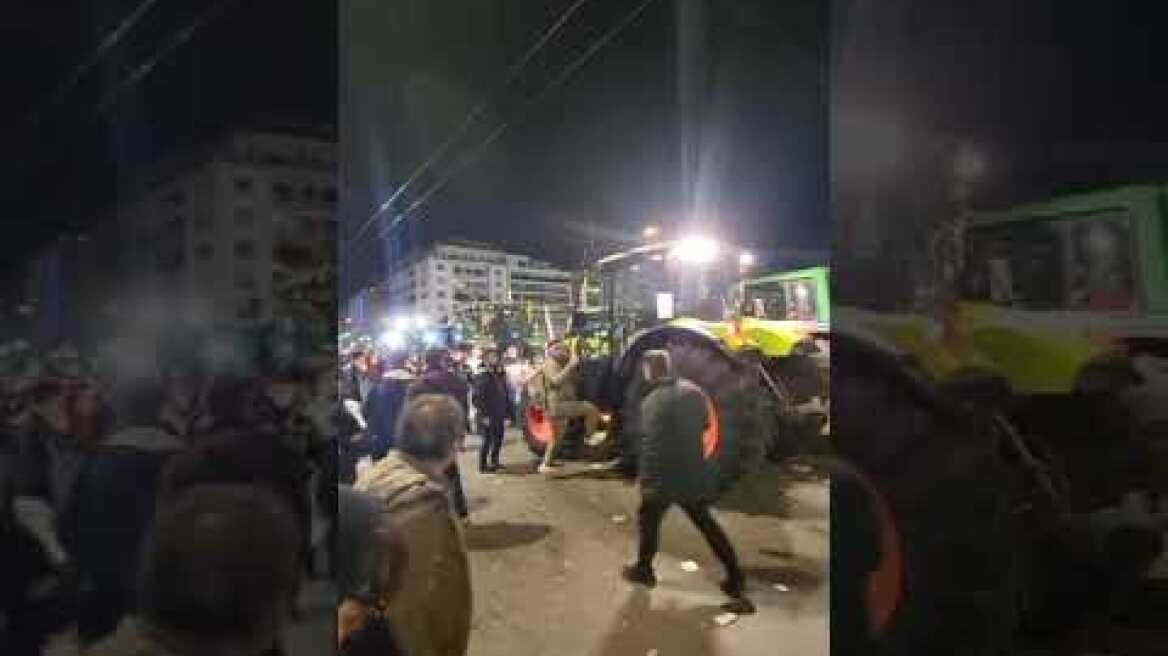 Η τροχαία βάζει στη σειρά τα τρακτέρ στην Αμαλίας (1)