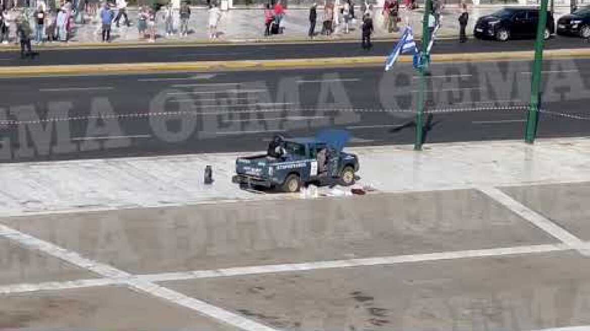 Φορτηγάκι με φιάλες υγραερίου στο Μνημείο του Άγνωστου Στρατιώτη 4/10/2021