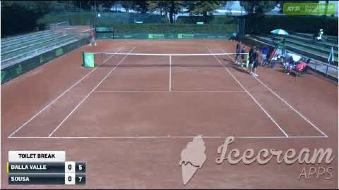 Chair Umpire giving advice to player during toilet break