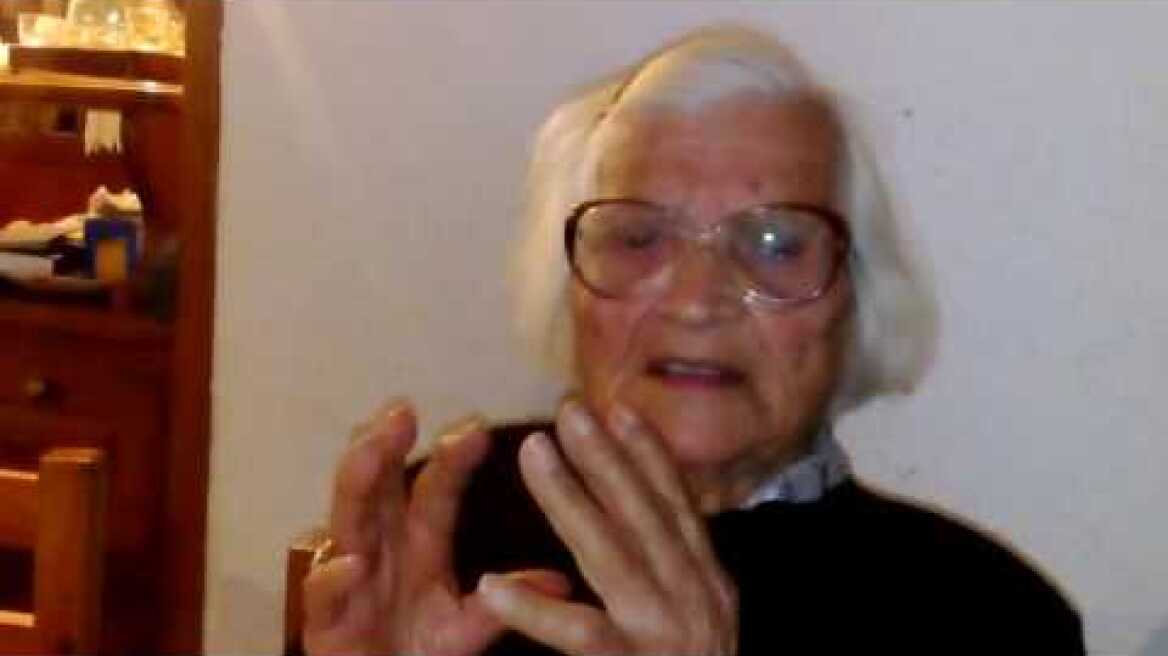 Η Ιωαννα Δημητριάδη - Πρωϊου υφάντρα απο Ράχες Ικαρίας (106 ετων)