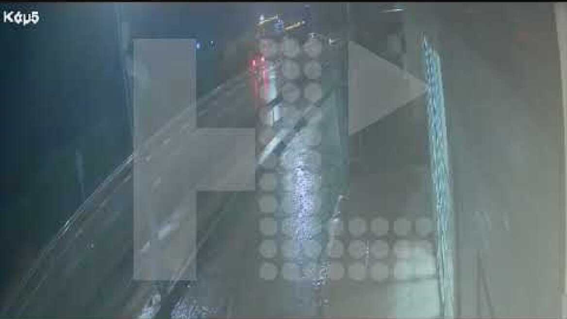 ilialive.gr - Η στιγμή που ανεμοστρόβιλος ανατρέπει αυτοκίνητο στο Γιαννιτσοχώρι