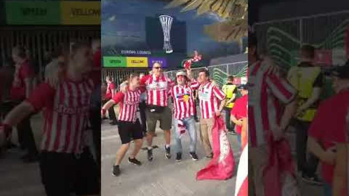 Οι οπαδοί του Ολυμπιακού έξω από το γήπεδο