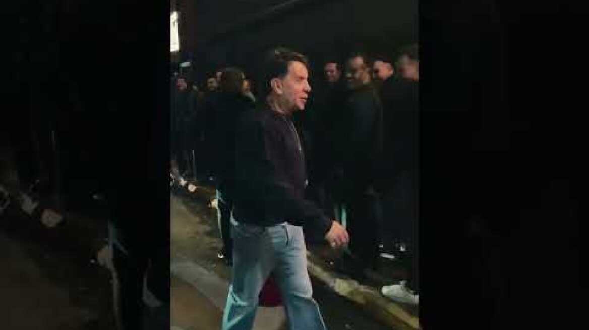 Γιώργος Μαζωνάκης: Βγήκε έξω από το νυχτερινό κέντρο που εμφανίζεται για να χαιρετήσει τον κόσμο