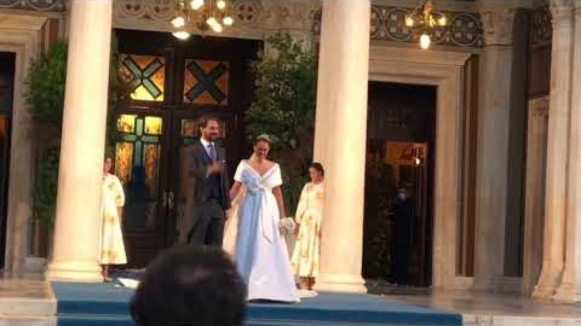 Bγήκε το ζευγάρι φιλί έξω από την εκκλησία