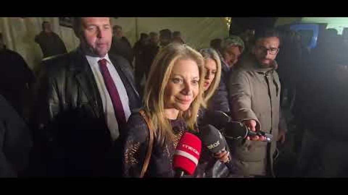 Η Καρυστιανού στο μπλόκο των αγροτών της Νίκαιας