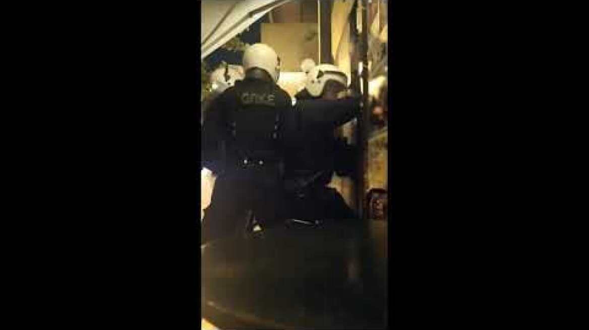 Εξάρχεια: Κρότου λάμψης, συλλήψεις γιατί έτσι, χημικά και τυφλή σωματική βία