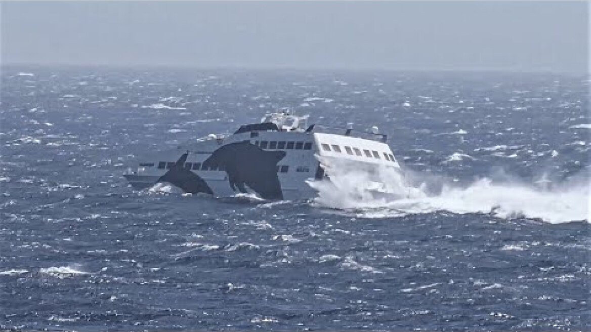 Δαμάζει τα κύματα το Superjet στη Φολέγανδρο