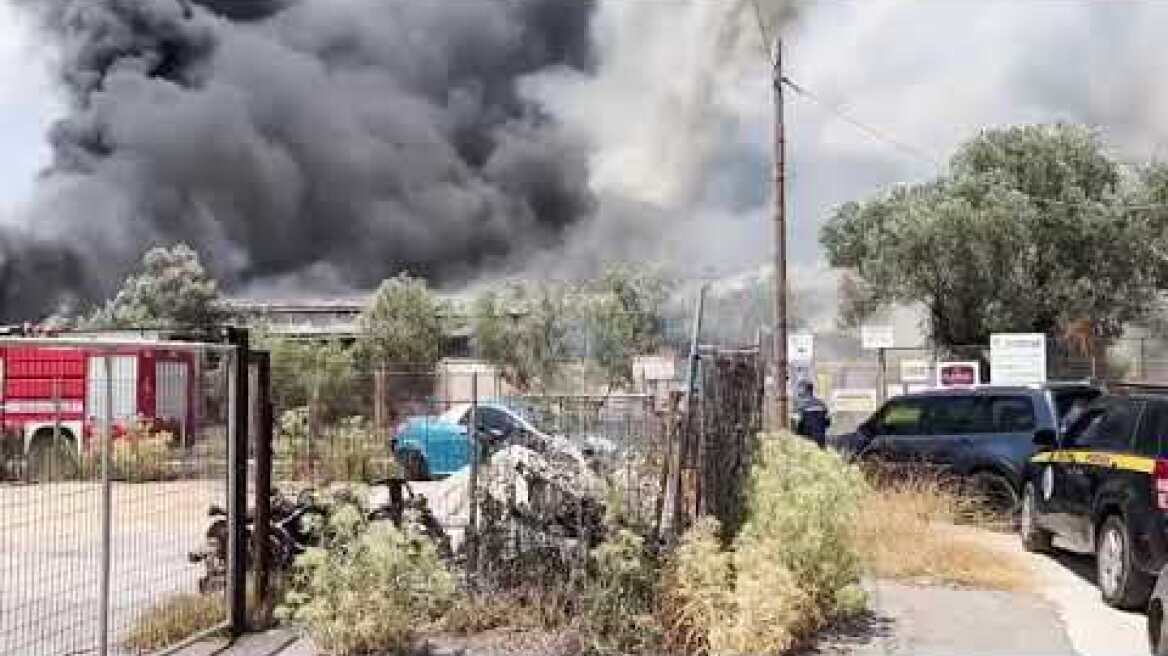 Φωτιά σε εργοστάσιο στο Μενίδι (1)