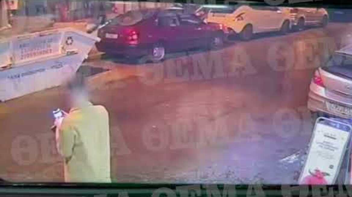 Η στιγμή που κλέφτης με μηχανάκι αρπάζει κινητό από ανυποψίαστο πεζό