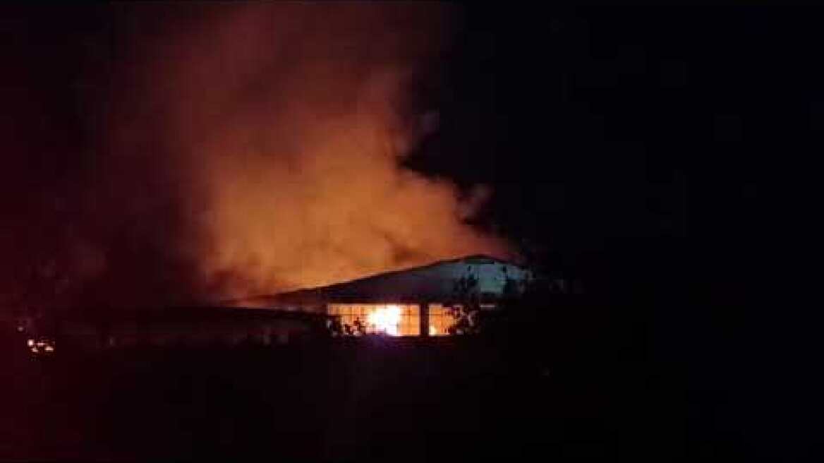 Μεγάλη πυρκαγιά σε εργοστάσιο με φέρετρα στο Ασπρόχωμα