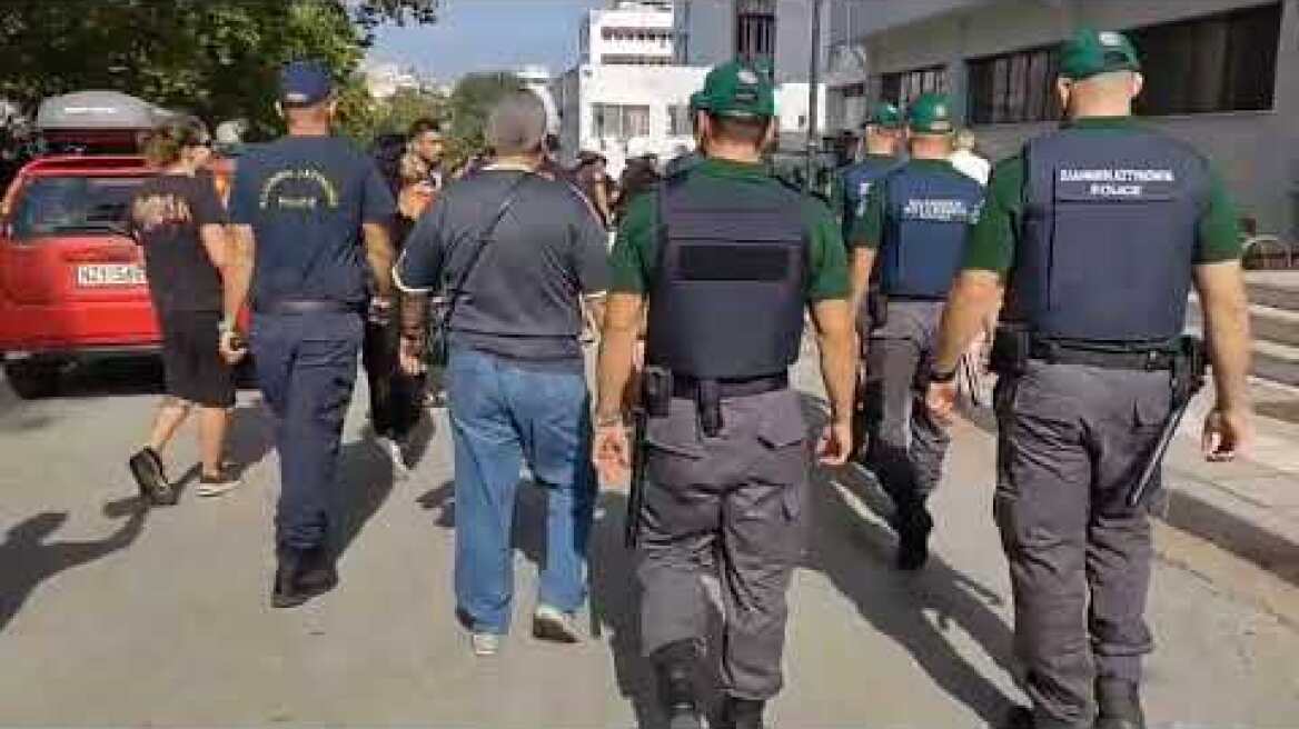 Φοιτητές "κυνήγησαν" την ΟΠΠΙ στο ΑΠΘ - Διαμαρτυρία μπροστά από τα ΜΑΤ