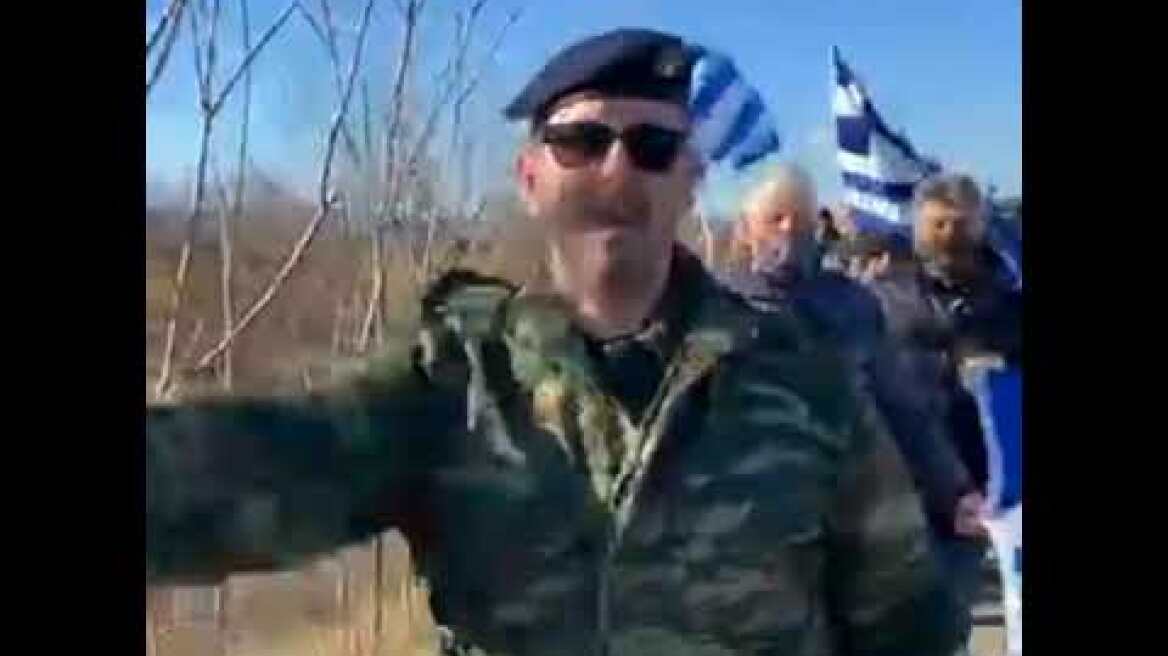 Σε εξέλιξη βρίσκεται η πορεία των Εβριτών με Ελληνικές σημαίες στα χέρια, προς το ΚΥΤ Φυλακίου