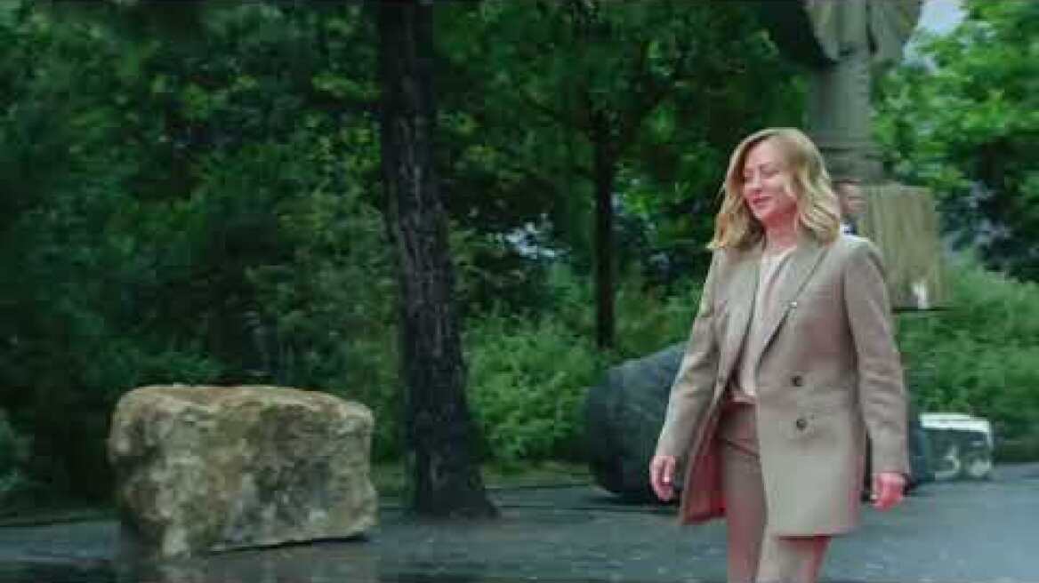 Vertice in Albania, Edi #Rama accoglie Giorgia #Meloni inginocchiandosi