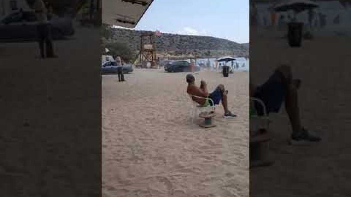 Κόλλησε αυτοκίνητο στην παραλία της Βάρκιζας