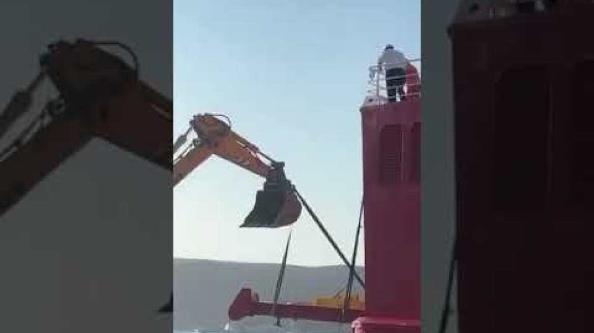 Προσπάθειες για να σηκωθεί η μπουκαπόρτα του πλοίου (2)