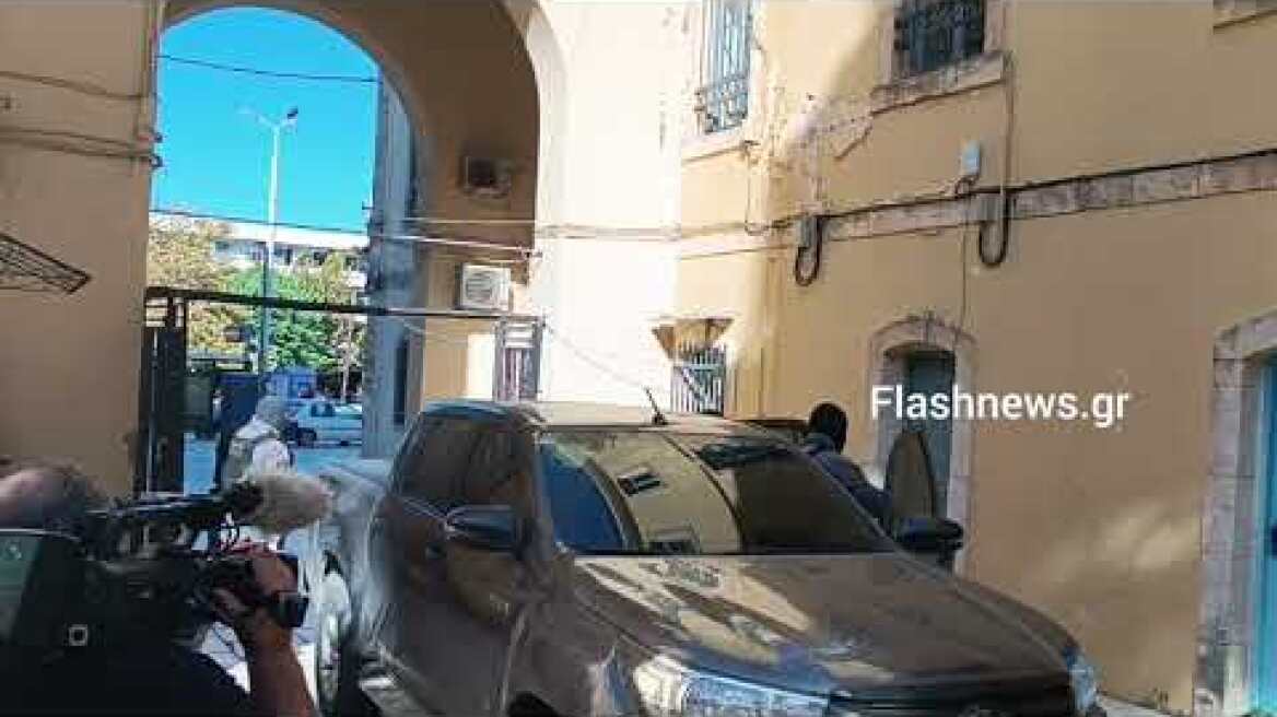 Με αλεξίσφαιρο στον εισαγγελέα ο 23χρονος από το ματωμένο γλέντι στην Κρήτη - Ποιος είναι ο βασικός ισχυρισμός του Στον εισαγγελέα ο 23χρονος για το φονικό στο Ελος Κισαμου