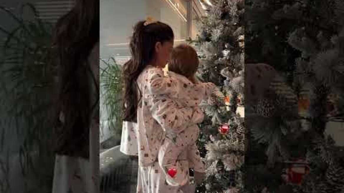 Αλεξάνδρα Νίκα: Μπροστά από το χριστουγεννιάτικο δέντρο αγκαλιά με τον ενός έτους γιο της