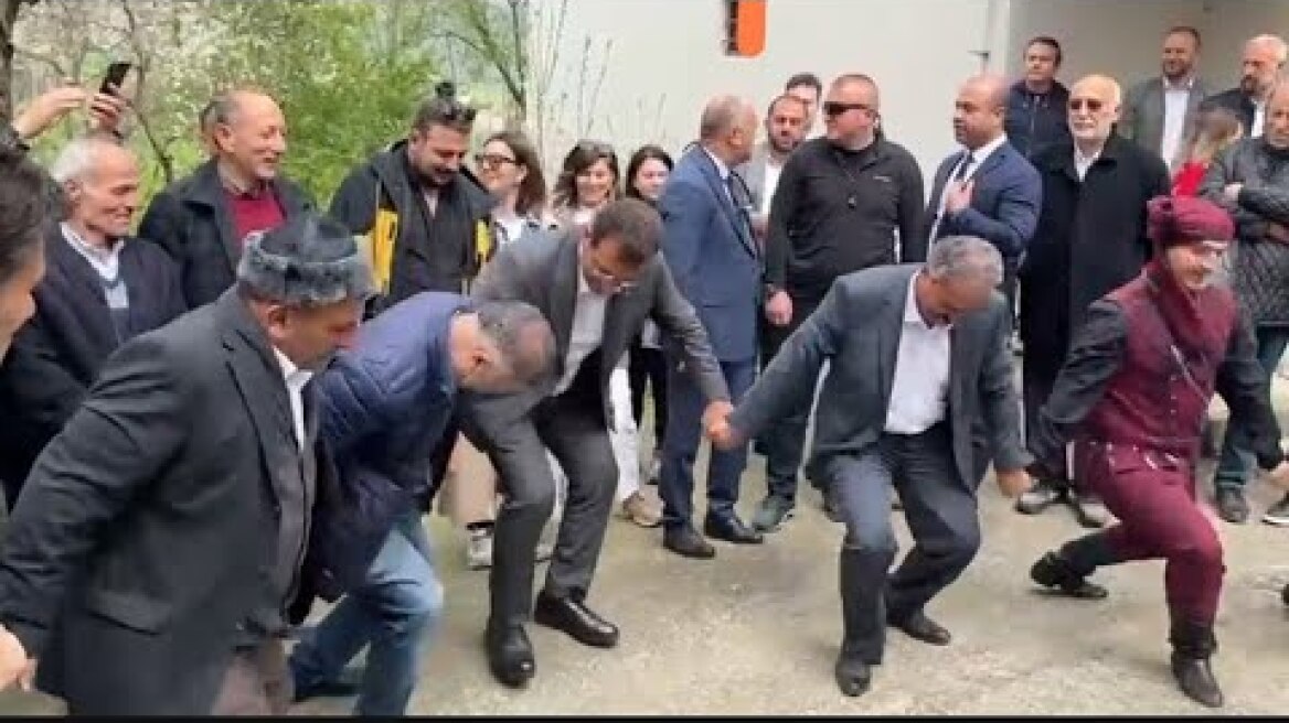 Ekrem İmamoğlu, memleketi Akçaabat'ta kendini karşılayan horon ekibine eşlik etti