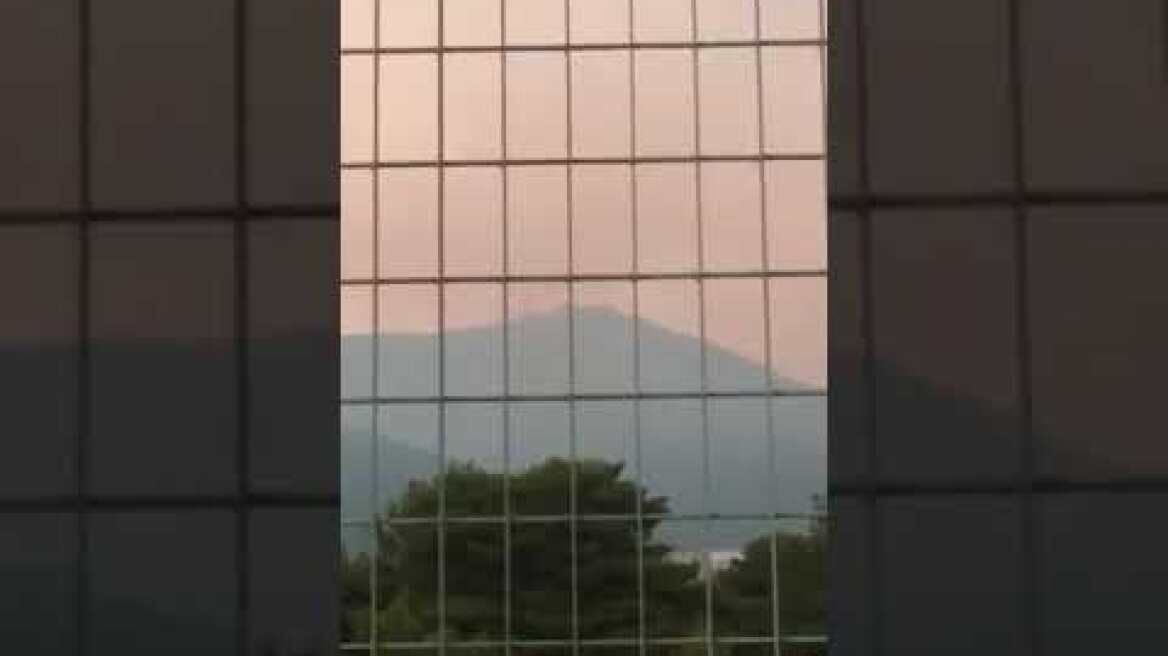 Η φωτιά εφτασε στην Αμυγδαλεζα. Εκκενωνεται.