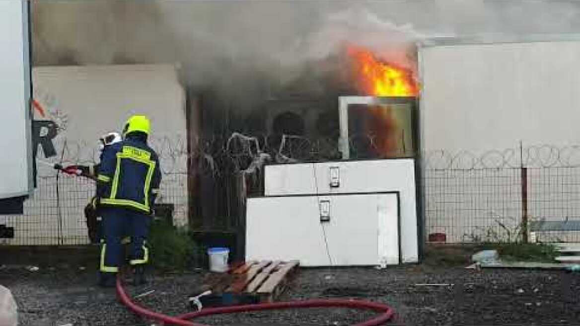 Φωτιά σε επιχείρηση στο Κορωπί (1)