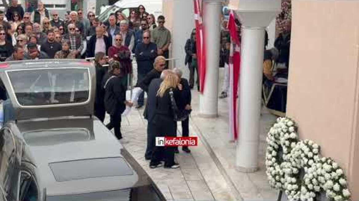 Το τελευταίο «αντίο» στην 18χρονη Μυρτώ