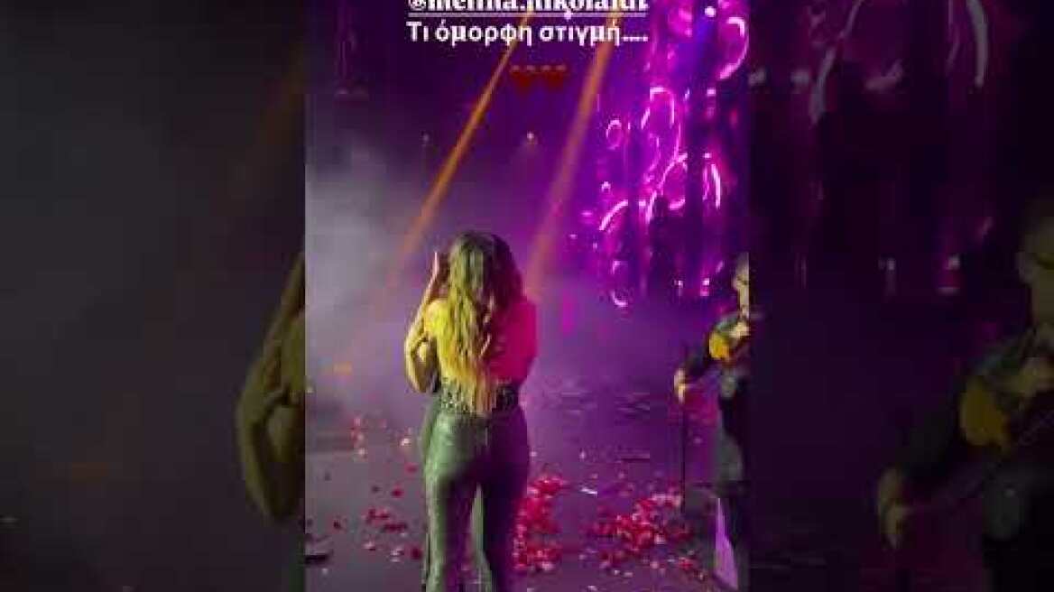 Η Δέσποινα Βανδή τραγούδησε με την κόρη της στο νυχτερινό κέντρο που εμφανίζεται