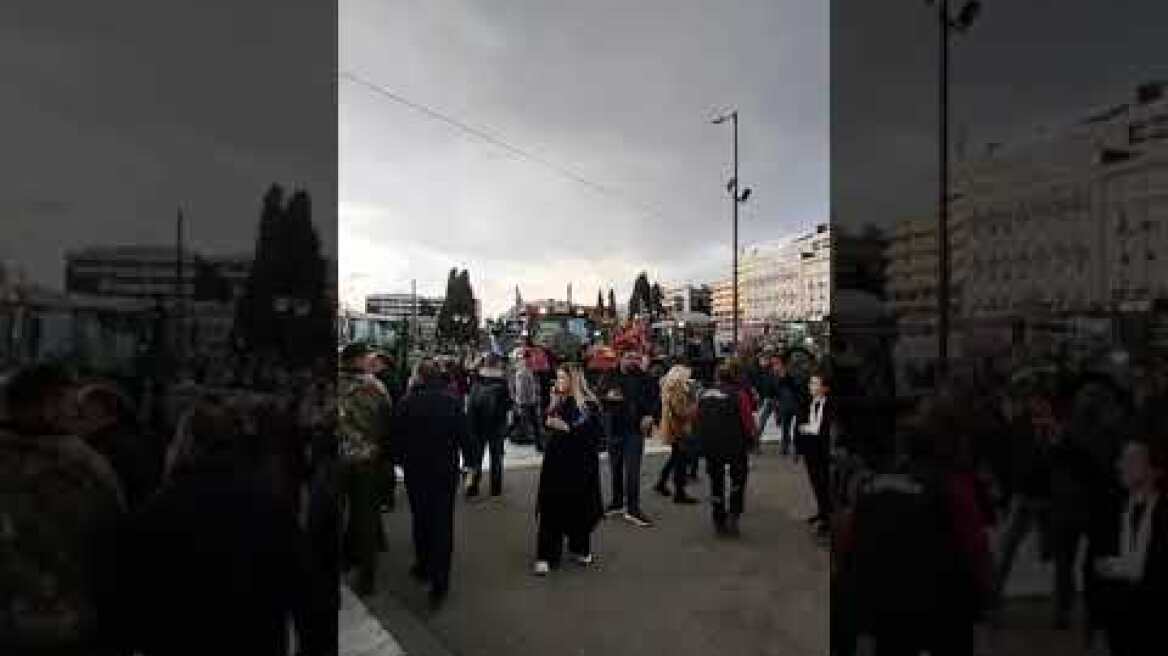 Τα τρακτέρ παραταγμένα μπροστά στο Μνημείο του Άγνωστου Στρατιώτη