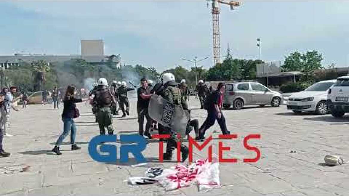 Επεισόδια ανάμεσα σε φοιτητές και ΜΑΤ στην πρυτανεία του ΑΠΘ