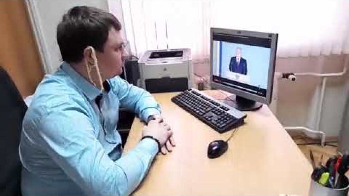 Listening Putin pasta in ears