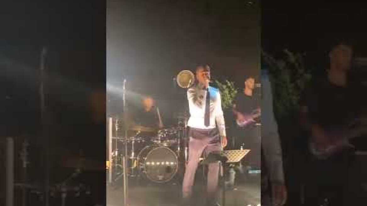 Ο Κωνσταντίνος Αργυρός τραγουδάει στο γάμο του αδερφού του