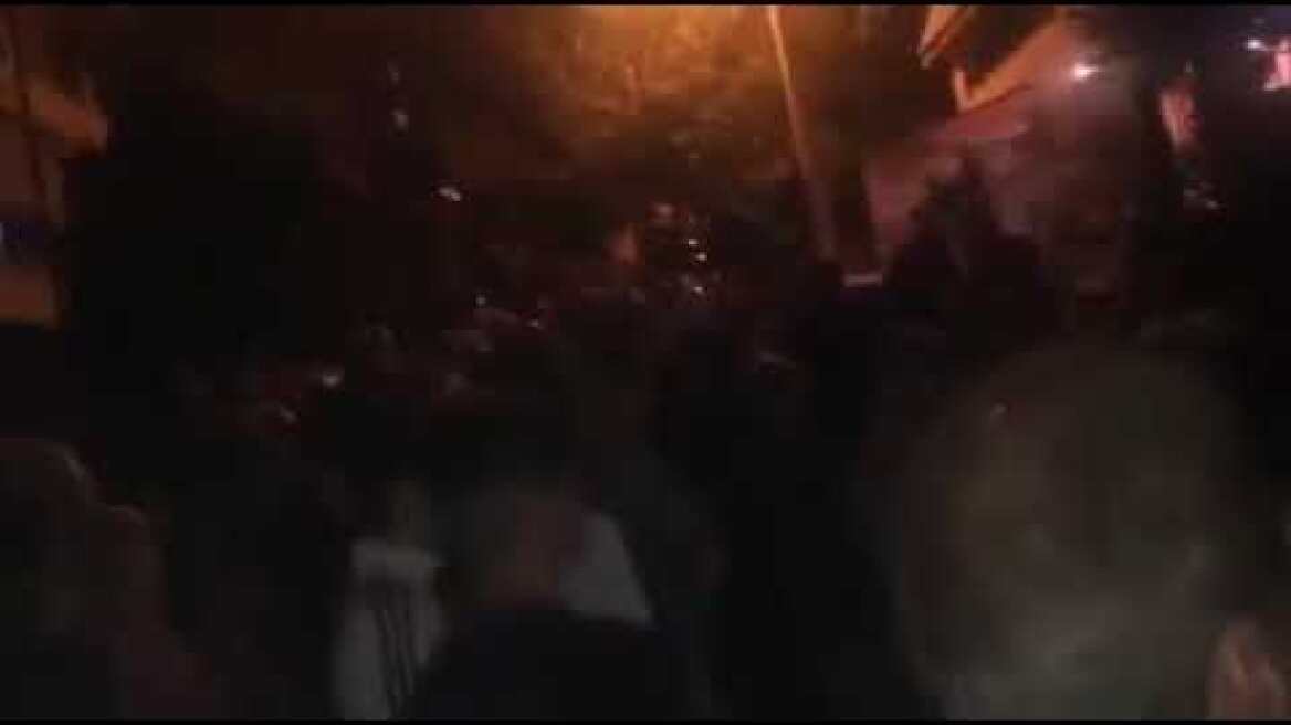 Συγκέντρωση στη Νίκαια έξω από το σπίτι του καθηγητή