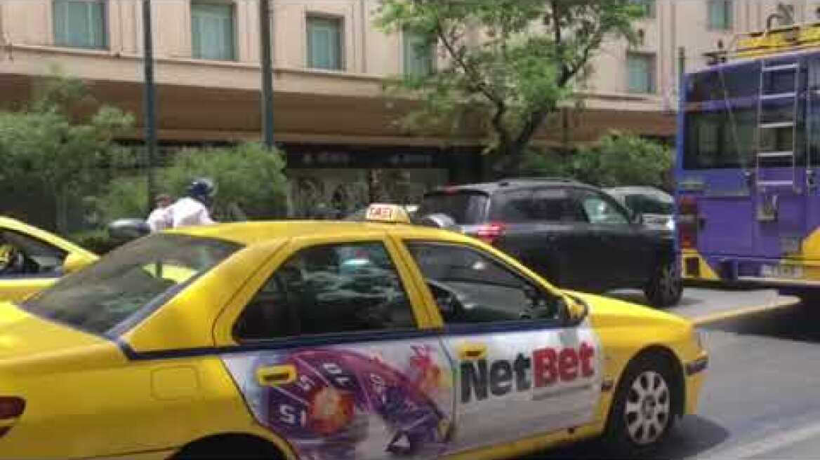 Κίνηση στο κέντρο της Αθήνας (2)