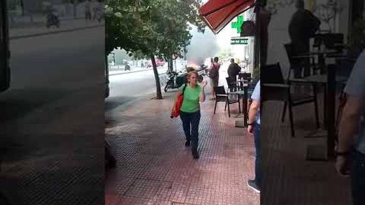 Φωτιά σε αυτοκίνητο έξω από τον σταθμό Συγγρού-Φιξ