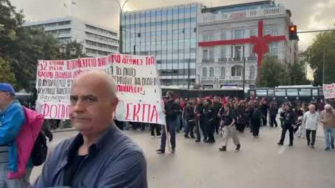 Στην Αμερικανική Πρεσβεία η σημαία του Πολυτεχνείου - Ξεκινά η μεγάλη πορεία