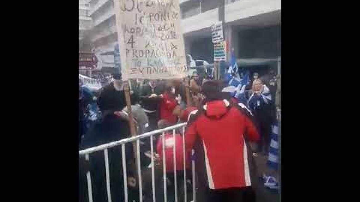 Μια χούφτα κουκουλοφόροι παίζουν θέατρο με την Αστυνομία για να διαλυθεί το συλλαλητήριο