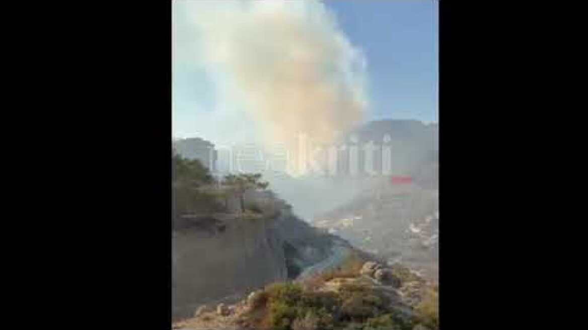 Αναζωπυρώσεις στην Ιεράπετρα δυσκολεύουν το έργο της Πυροσβεστικής